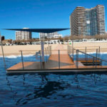 Simulación de cómo quedará instalada la plataforma de accesibilidad a la playa para personas con movilidad reducida