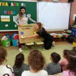 Foto moment sensibilització a un aula per alumnes del CEIP Henares